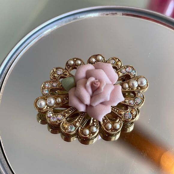 1928 Jewelry Co pink resin rose on gold tone & rhinestones lapel brooch pin - Picture 1 of 4